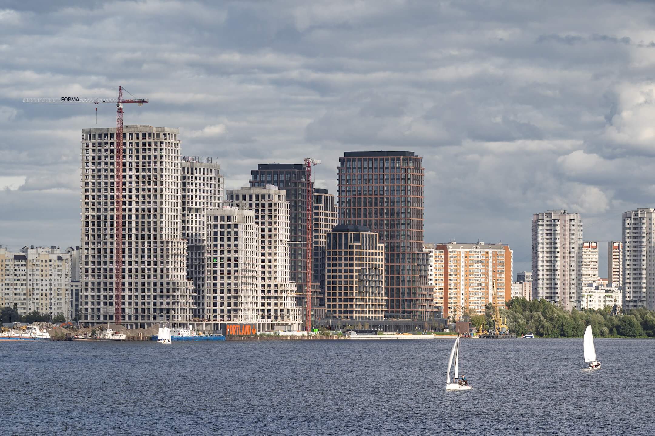Обложка фотоотчёта FORMA о строительстве второй очереди Portland от 25 августа 2026 года